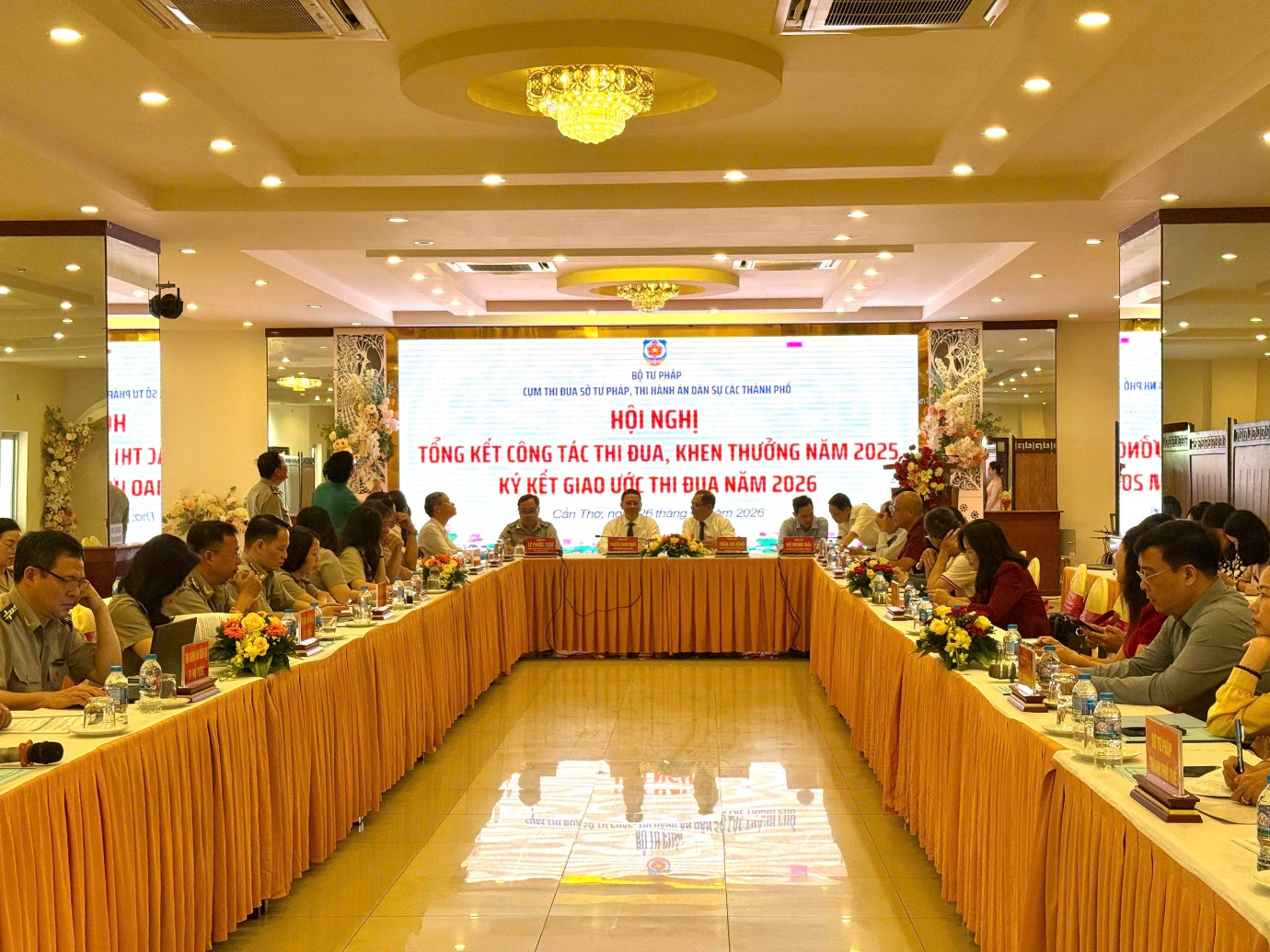 Sở Tư pháp thành phố Huế tham dự Hội nghị Tổng kết công tác thi đua, khen thưởng năm 2025, ký kết giao ước thi đua năm 2026 Cụm thi đua Sở Tư pháp, Thi hành án dân sự các thành phố.